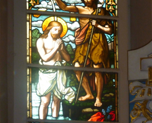 Buntglasfenster hinter Altar - Jesu Taufe