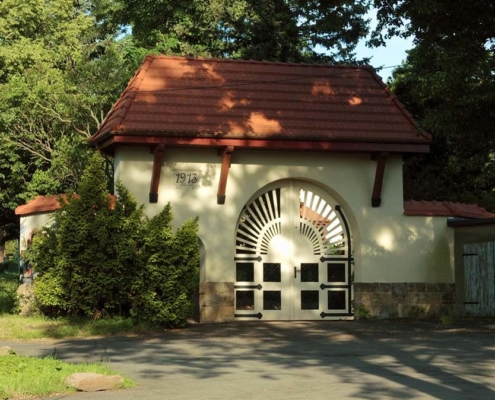 Eingangstor am Friedhof Ernstthal, erbaut 1913